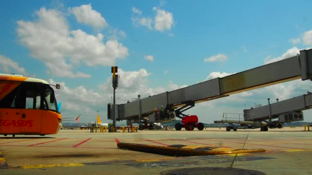 Istanbul Sabiha Gokcen International Airport Turkiye Turkey 2022 Landningsbana Teleskopisk — Stockvideo