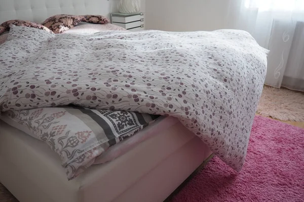 Уютная Компактная Спальня Белая Мебель Розовый Ковер Тюлевые Шторы Пушистое — стоковое фото