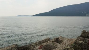 Mezaluna Kalesi Kalesi Kalesi Karadağ, Herceg Novi. Depremde yıkılan antik taş bir kalenin kalıntıları Adriyatik Denizi 'ne, Akdeniz' e düştü. Turistik yerler