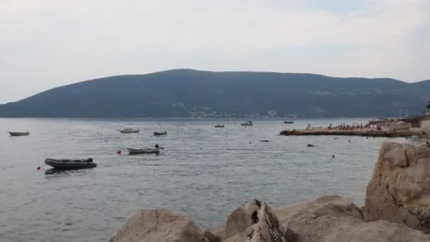 Herceg Novi Montenegro 2022 Urlaub Meer Boote Treiben Auf Der — Stockvideo