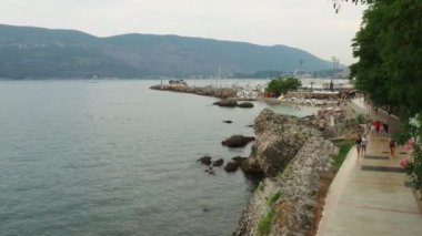 Herceg Novi Montenegro 08.09.2022 Fort Mezaluna Mesaluna Kalesi. Taş kalenin yıkıntıları, bir depremde yok oldu. Adriyatik Denizi, Akdeniz. Turistler set boyunca yürür