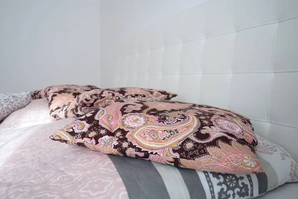 Travesseiros Decorativos Rosa Roupa Cama Cama Casal Nupcial Com Travesseiros — Fotografia de Stock