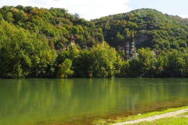 Mali Zvornik, Sırbistan, 29 Eylül 2022 Kutsal Haç Kilisesi, ya da Mali Ostrog, kayanın içindeki bir ibadethane bir mağaraya oyuldu. Tapınak bir haç şeklinde, toprağa gömülü.