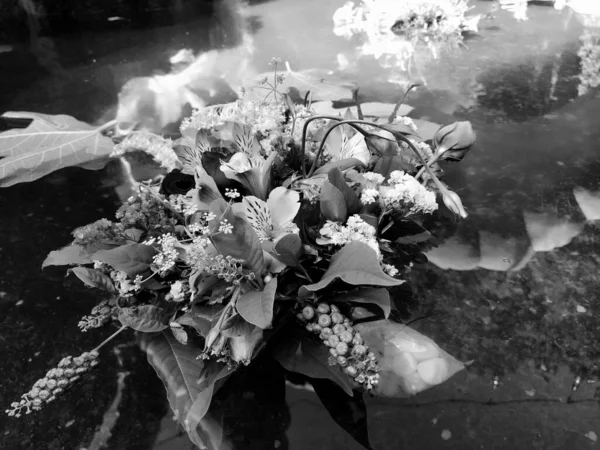 花束中的玫瑰漂浮在池塘的水中 采摘芽作为暑假的装饰品 库帕拉夏至节 黑白单色摄影复古风格 — 图库照片