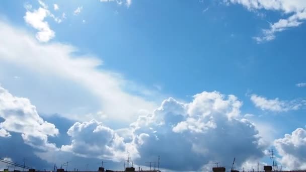 Piękne Błękitne Niebo Chmurami Nad Dachem Domu Kominami Szybki Ruch — Wideo stockowe