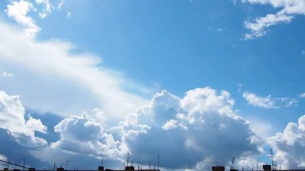 非常美丽的蓝天 屋顶上有云彩 还有烟囱 云彩的快速移动 两层云彩 — 图库视频影像