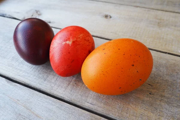 Páscoa Ovos Coloridos Close Sobre Mesa Madeira Fundo Pascal Três — Fotografia de Stock
