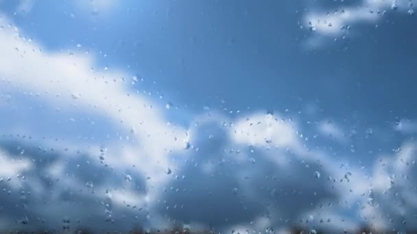 Deszcz Błękitne Niebo Chmurami Nad Dachem Domu Kominami Szybki Ruch — Wideo stockowe