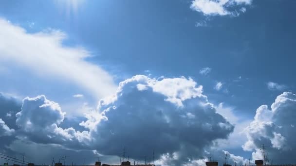 Piękne Chmury Deszczowe Podobne Wełny Powietrznej Przebiegają Przez Błękitne Niebo — Wideo stockowe