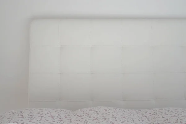 软硬的床头板真皮或人造革和织物制成的家具用的不干胶 轻质墙壁上的软硬的床头板 — 图库照片