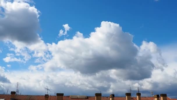 白云和灰云笼罩着大楼顶部的烟囱 云彩的快速移动 春天明亮的中午的阳光从侧面照射在云彩上 — 图库视频影像