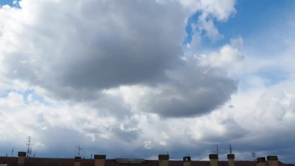 Błękitne Niebo Białymi Szarymi Chmurami Nad Dachem Budynku Kominami Szybki — Wideo stockowe