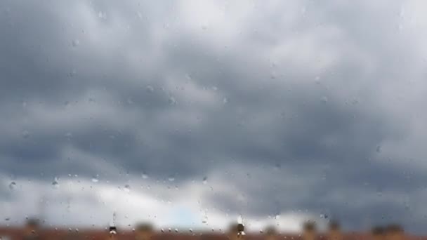 Błękitne Niebo Białymi Szarymi Chmurami Nad Dachem Budynku Szybki Ruch — Wideo stockowe