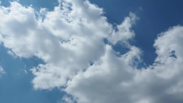 Waktu Selang Langit Biru Yang Indah Dengan Awan Dan Matahari — Stok Video