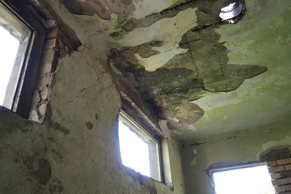 放棄された建物のインテリア 壁に空の壊れた窓 ほこりやクモの巣を持つみすぼらしい荒涼とした部屋 漆喰が壁に落ちた 穴が開いています 建物の倒壊 — ストック写真