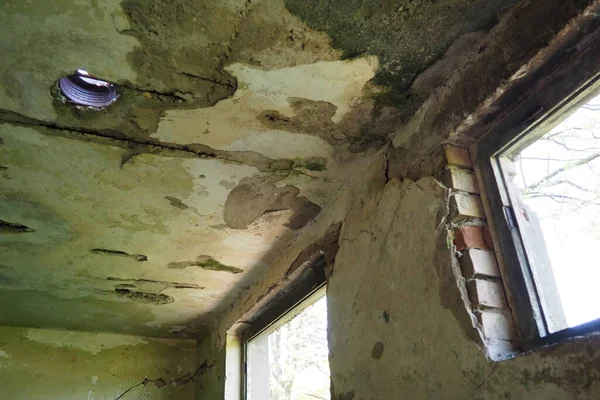 Interior Abandonado Edifício Uma Sala Desolada Com Janelas Quebradas Vazias — Fotografia de Stock