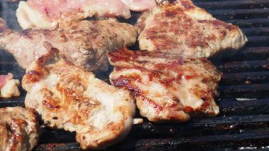 Izgarada ızgara ızgarada ızgara, alevler ve duman içinde ızgara etli domuz eti. Kıtır kıtır. Kanlı lezzetli biftek. Erkek yemeği. Izgara sulu biftek. Kızartma makinesine et ekliyorum..