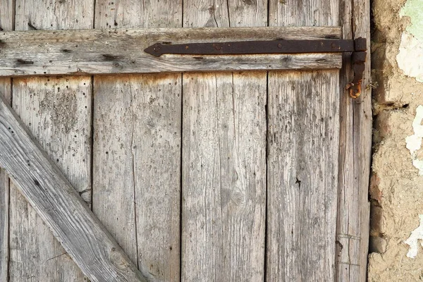 Zamknięte Stare Drewniane Drzwi Wiejskiej Stodoły Tekstura Drewnianej Deski Zardzewiałe — Zdjęcie stockowe
