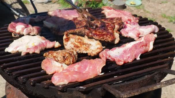 Kok Piercet Geroosterde Stukken Vlees Met Een Speciale Vork Afgewerkte — Stockvideo
