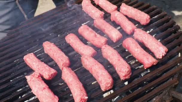Grillmeester Legt Verse Rauwe Chevaps Van Twee Soorten Vlees Een — Stockvideo