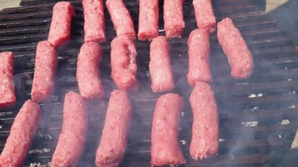 고기를 처리하기까지 담뱃대 위에서 고기를 거품을 브프는 오스만 제국의 케밥에서 — 비디오