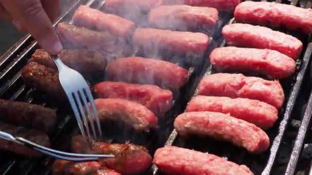 고기를 처리하기까지 위하여 담뱃대 위에서 고기를 튀기고 세바프 세바프 치치는 — 비디오