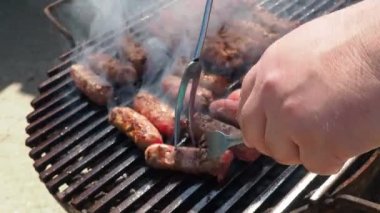 Çatırdıyor. Chevaps, et ısısı tedavisi için bile ızgara ızgarasının üzerinde sigara kömürü yakıyor. Cevap cevapcici, Avrupa 'daki Balkan ülkelerinde bulunan bir ızgara et yemeği..