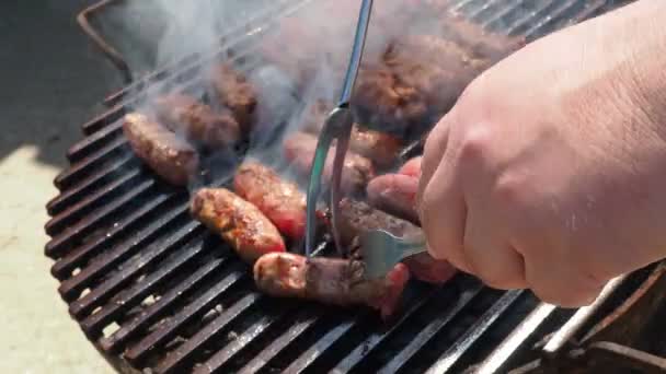 크래킹 고기를 처리하기까지 위하여 담뱃대 위에서 고기를 튀기고 세바프 세바프 — 비디오