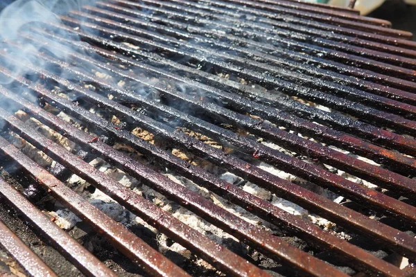 グリル 熱で石炭を調理するためのポータブルインストール 肉を直接調理する方法 残りの脂肪は燃焼し 芳香族炭化水素と発がん性煙を形成する 喫煙グリル — ストック写真