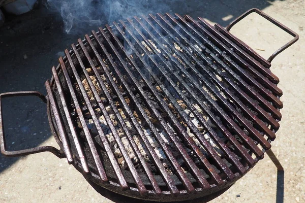 グリル 熱で石炭を調理するためのポータブルインストール 肉を直接調理する方法 残りの脂肪は燃焼し 芳香族炭化水素と発がん性煙を形成する 喫煙グリル — ストック写真