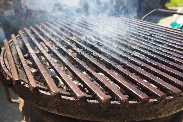 Izgara Kömürde Sıcakta Yemek Pişirmek Için Taşınabilir Bir Tesis Doğrudan — Stok fotoğraf