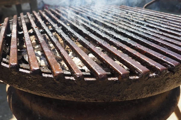 一种便携式装置 可在煤块上加热烹调 直接烹调肉类的方法 剩余的脂肪燃烧并与芳烃形成辛辣的致癌性烟雾 吸烟烤架 — 图库照片