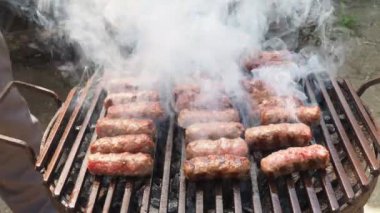 Çatırdıyor. Izgarada buğday buğulama ızgarası. Bir sürü beyaz duman. Cevapi, cevapcici Güneydoğu Avrupa ve Balkanlar 'da geleneksel olarak bulunan bir ızgara et tostudur. Türk kebabı