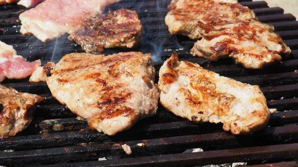 Biftecks Porc Juteux Grillés Dans Des Charbons Brûlants Sur Barbecue — Photo