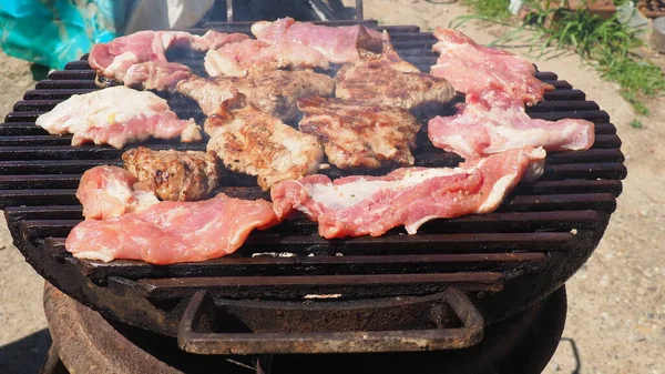 Carne Jugosa Asada Filetes Cerdo Brasas Llamas Una Parrilla Barbacoa — Foto de Stock
