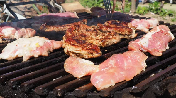 Bifes Carne Porco Suculentos Grelhados Carvão Queimado Uma Grelha Churrasco — Fotografia de Stock