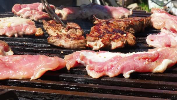 油炸肉用叉子刺穿 肉汁和脂肪的辛辣 肉在烤架上的移动 烤多汁条带牛排准备好野餐庆祝了 烧烤烤肉 — 图库视频影像