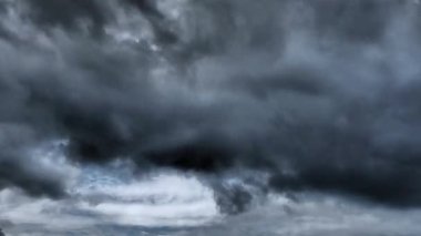 Korkunç hava kasırgası. Yüksek kontrastlı zaman kaybı. Cumulonimbus bulutları, sağanak bulutlar, gök gürültüsü bulutları dikey olarak yoğun kütleli ve koyu tabanlı bulutlardır.