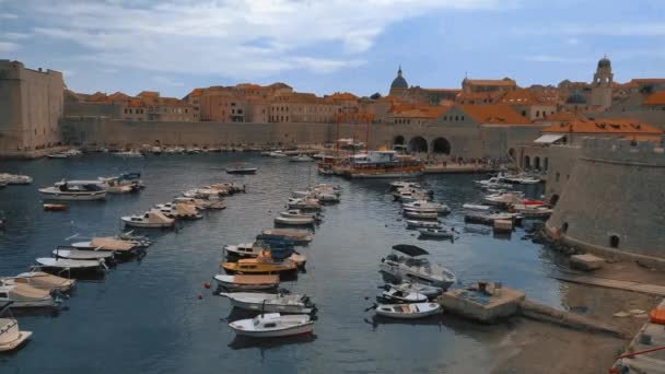Dubrovnik Kroatien 2022 Touristenattraktion Stadthafen Dubrovnik Altstadt Rote Dächer Hafen — Stockvideo