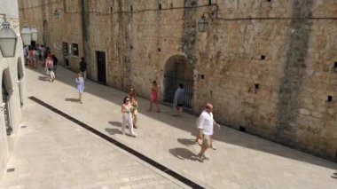 Dubrovnik, Hırvatistan, 08.14. St. Dominic Kilisesi 'nin merdivenlerinden, tepeden tırnağa alınan 2022 St. Dominic caddesi manzarası. Turistler yol boyunca yürüyorlar. Gezmek ve turizm.