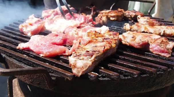Kok Controleert Verplaatst Stukken Vlees Het Grillrooster Gegrilde Varkensvlees Steaks — Stockvideo