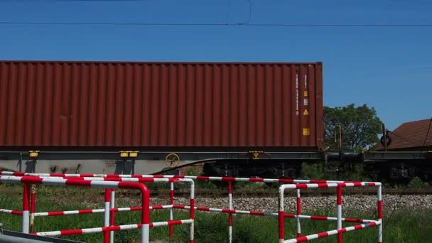 Lacharak Sremska Mitrovica Service May 2023年5月7日閲覧 馬車やホームのある貨物列車が鉄道の交差点を通過する 歩行者のためのバリア赤と白の手すり — ストック動画