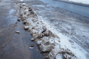 Yaya geçidinde kar, buz, çamur ve kış çamuru. Hava sıcaklığı yaklaşık 0 derece. Zorlu sürüş koşulları. Arabanın fren mesafesi. Trafik kanunları. Altyapı ve karayolu hizmetleri.