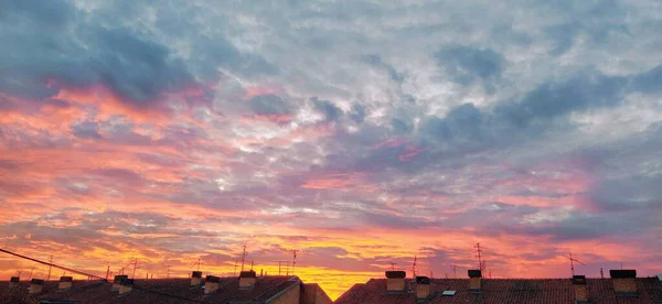 Dramatisch Schöne Wolken Während Des Sonnenuntergangs Cumuluswolken Orange Und Rosa — Stockfoto
