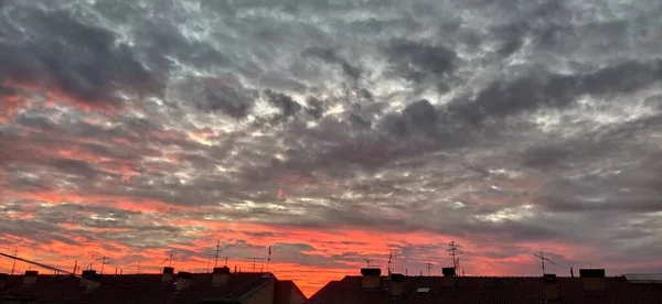 Dramatyczne Piękne Chmury Podczas Zachodu Słońca Cumulus Chmury Oświetlone Kolorze — Zdjęcie stockowe