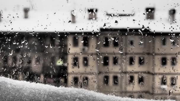 Widok Okna Zimowej Odwilży Rozpływa Się Śnieg Spada Szybę Wielopiętrowy — Wideo stockowe