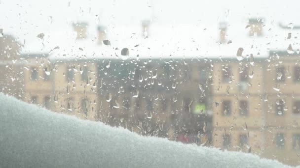 Vista Janela Para Degelo Inverno Derretendo Snowdrift Gotas Vidro Edifício — Vídeo de Stock