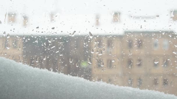 Blick Aus Dem Fenster Auf Das Wintertauwetter Schmelzende Schneewehen Und — Stockvideo
