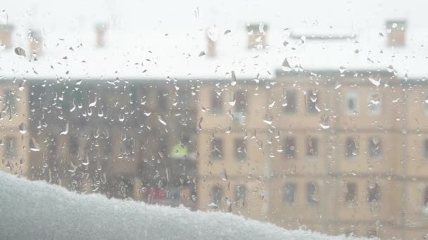 Widok Okna Zimowej Odwilży Rozpływa Się Śnieg Spada Szybę Wielopiętrowy — Wideo stockowe