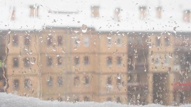 Utsikt Från Fönstret Till Vintertiningen Smälter Snödriva Och Droppar Glaset — Stockvideo